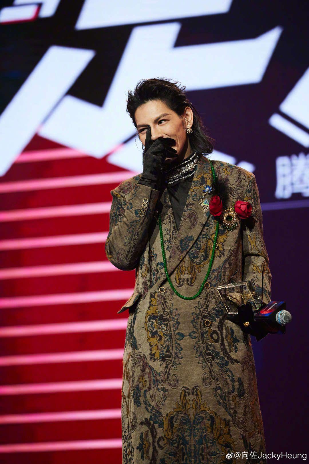 向佐被迫缺席跨年盛會,並留言公開道歉。