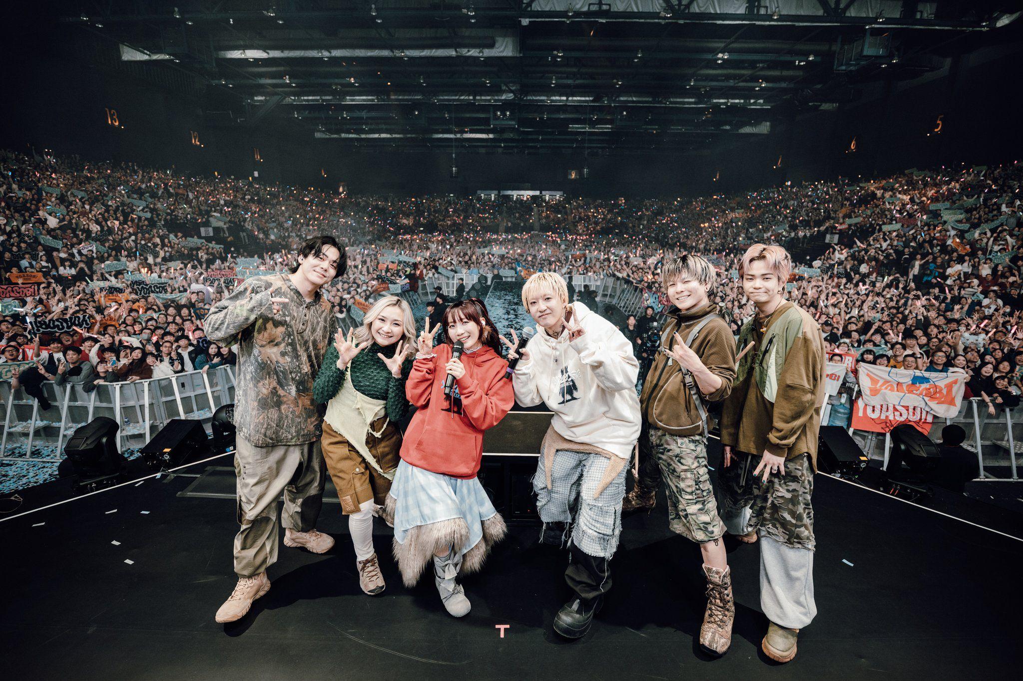 YOASOBI與樂隊成員趁完騷前在台上跟全場觀眾大合照。