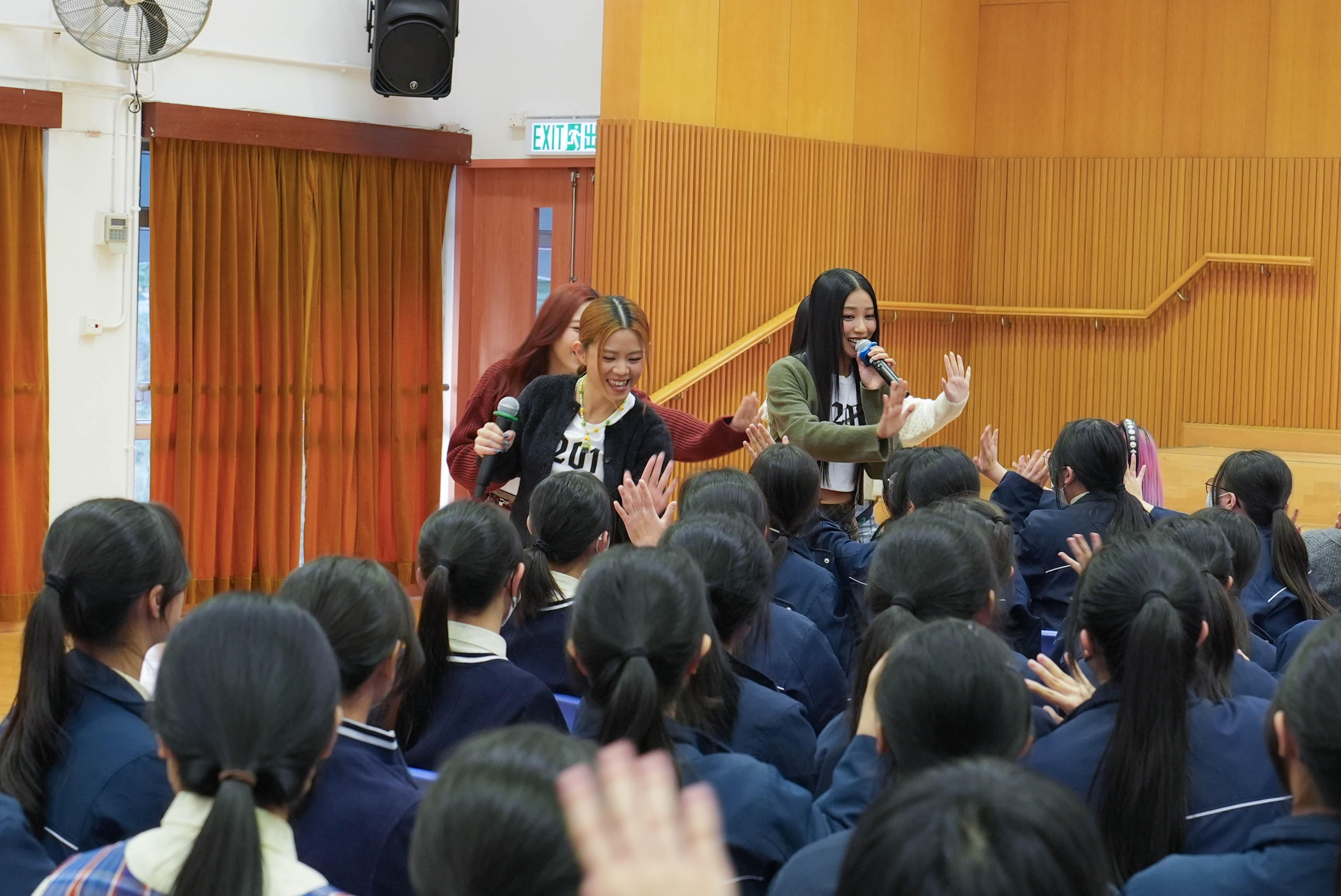 芯駖和Gao走到台下與同學近距離接觸,非常親民。