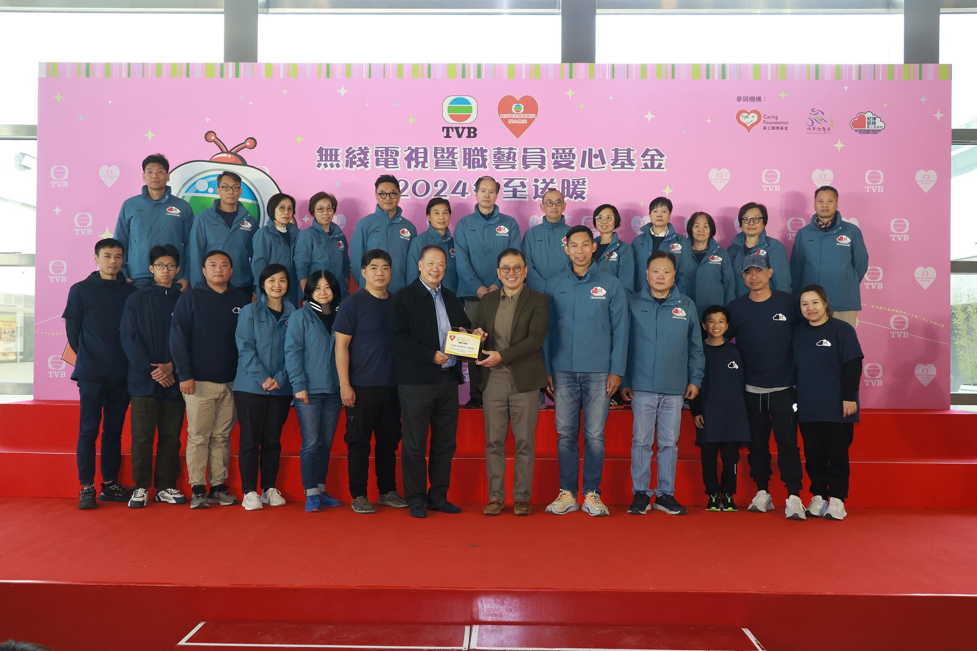 無綫電視行政主席許濤JP,頒發感謝狀給香港紀律部隊義工服務隊主席麥錦輝。