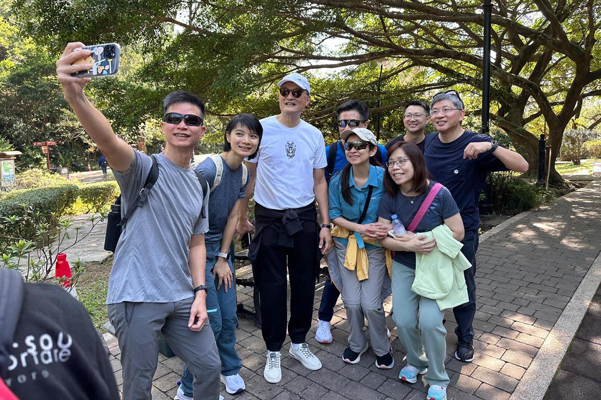 盧寵茂(左三)同陳松青(右一)帶領一班醫衞局員工行山。(醫務衞生局FB)