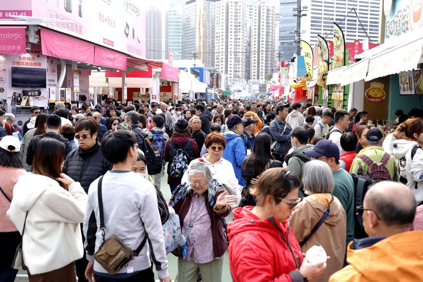 場內人頭湧湧。(林俊源攝)