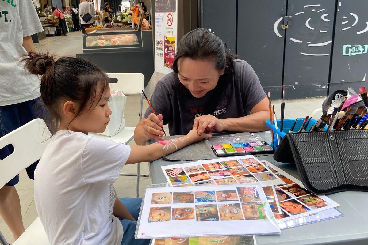 東日街市今年萬聖節設有活動,家長只要與子女在場消費便可獲贈萬聖節掛飾及專業彩繪服務。(東日街市FB)