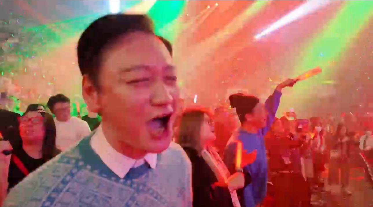 陶大宇台下大唱《倒轉地球》。