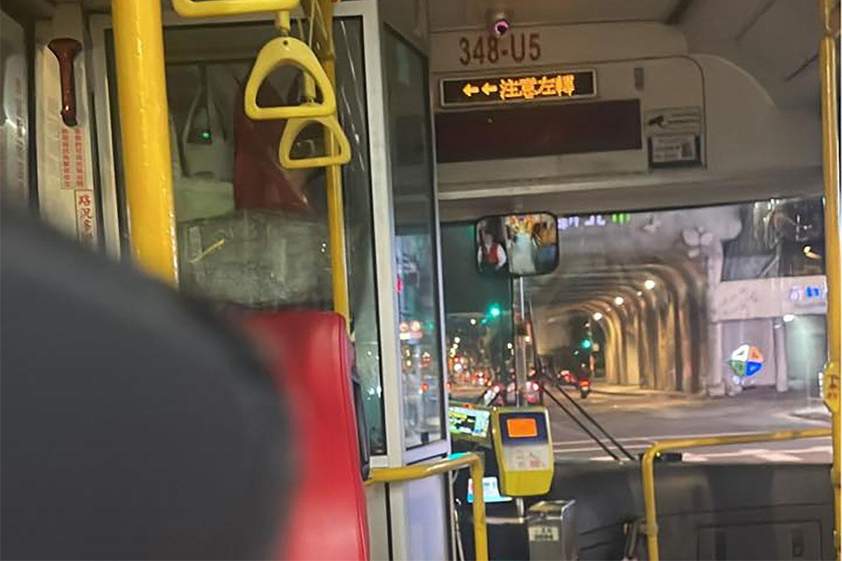 胡庭碩稱登車時遭不禮貌對待,隨即在網上發帖分享事件。(胡庭碩FB圖片)