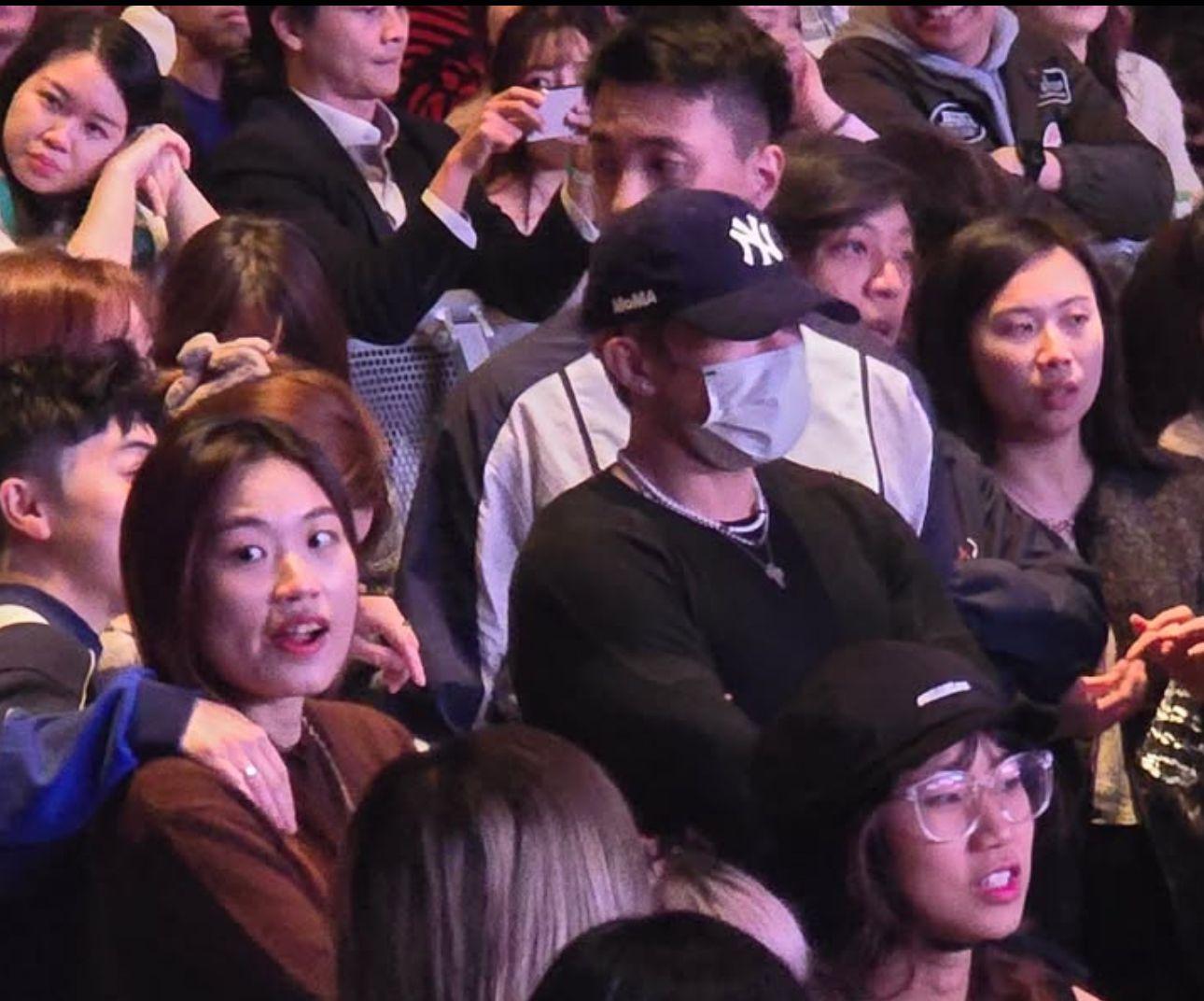 Tyson Yoshi入後台前被觀眾發現包到冚睇騷。