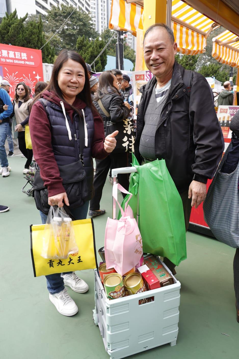 鄭生與鄭太甫進場已收獲滿滿。(林俊源攝)