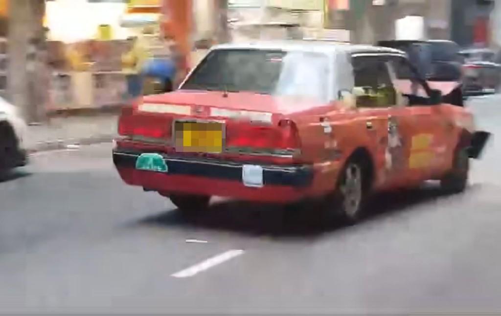 肇事的士逃去。(網片截圖)