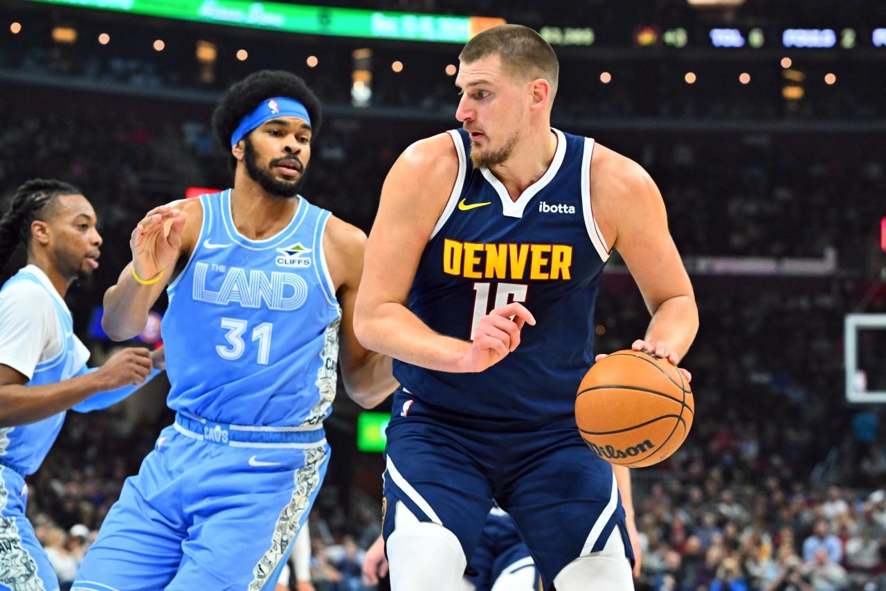 祖傑(Jokic)對騎士上陣39分鐘,26射13中獲27分,另有20個籃板及11次助攻。(路透社)