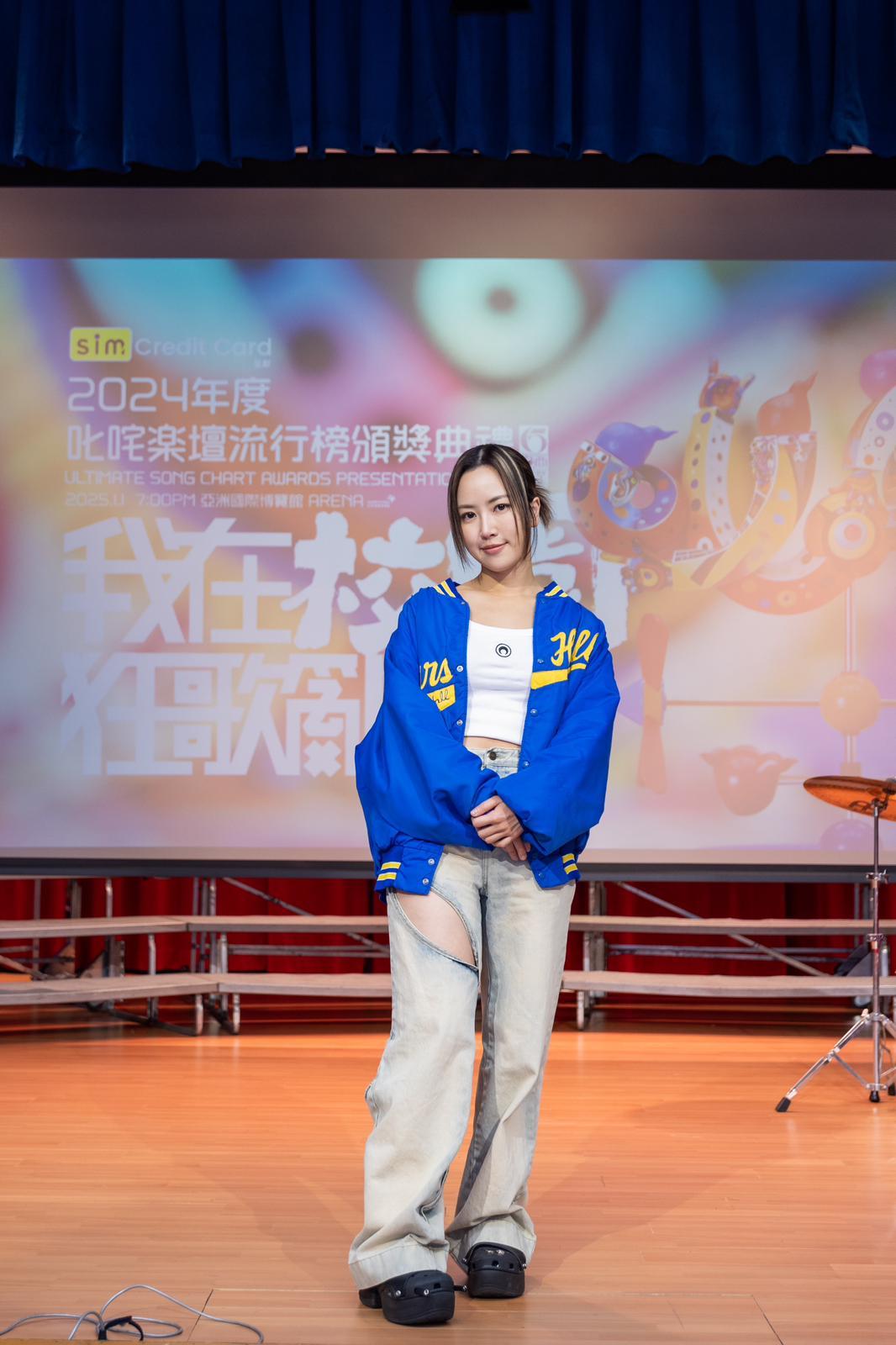 Kiri T與三百多名男生大合唱《至少做一件離譜的事》,笑言成件事好青春。