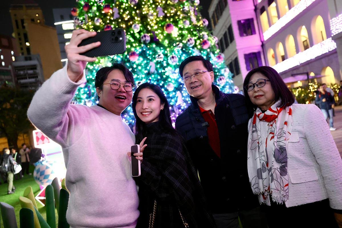 李家超夫婦在大館與深圳遊客合照。(李家超FB)