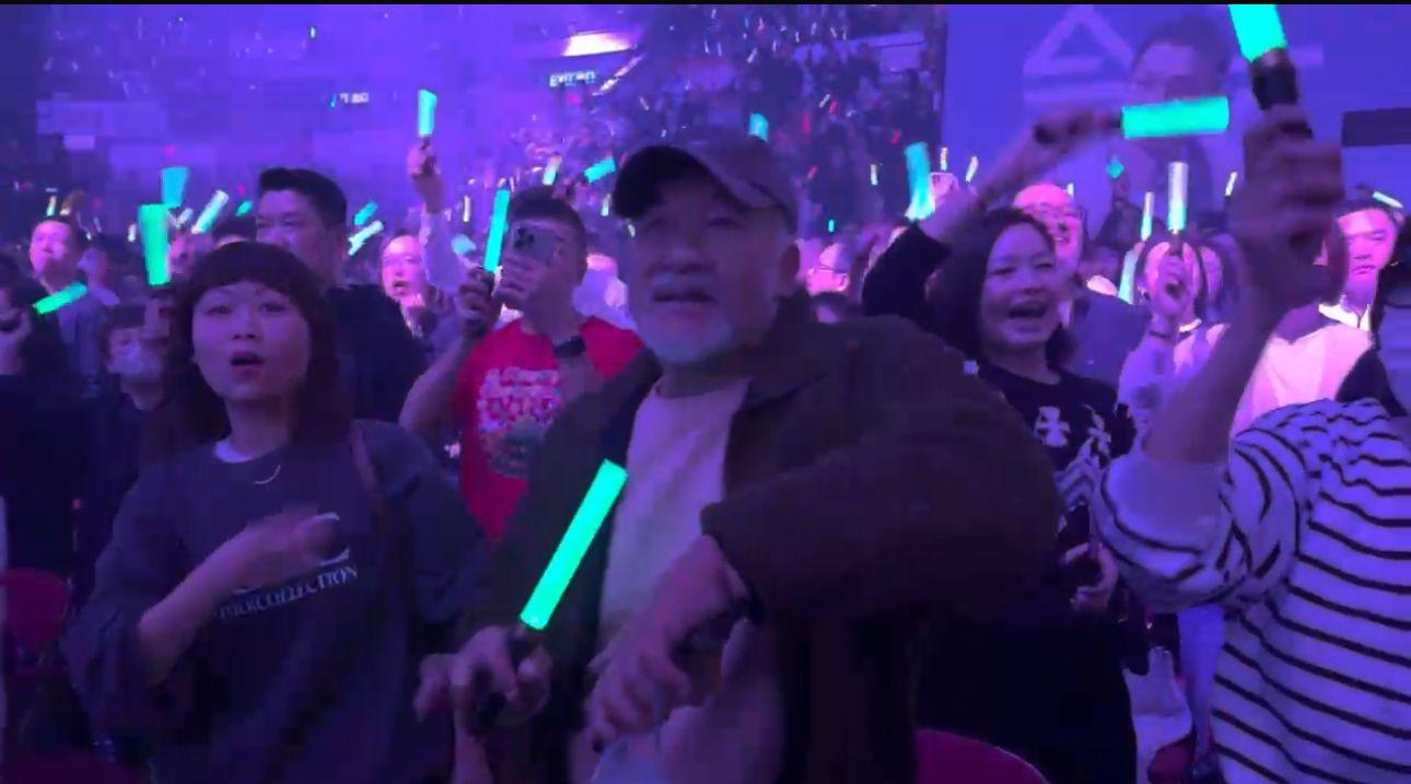 梁家仁在台下精靈跳唱。