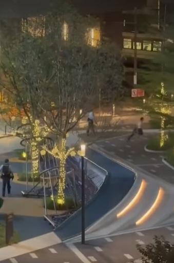 男子最終繼續半裸狂奔。(網片截圖)