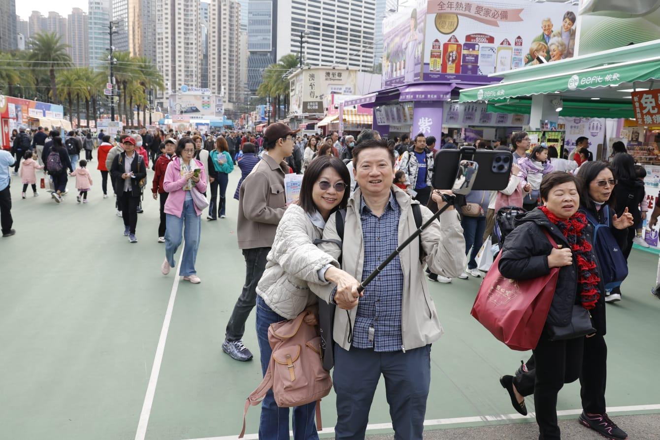 大批市民入場掃貨。(林俊源攝)