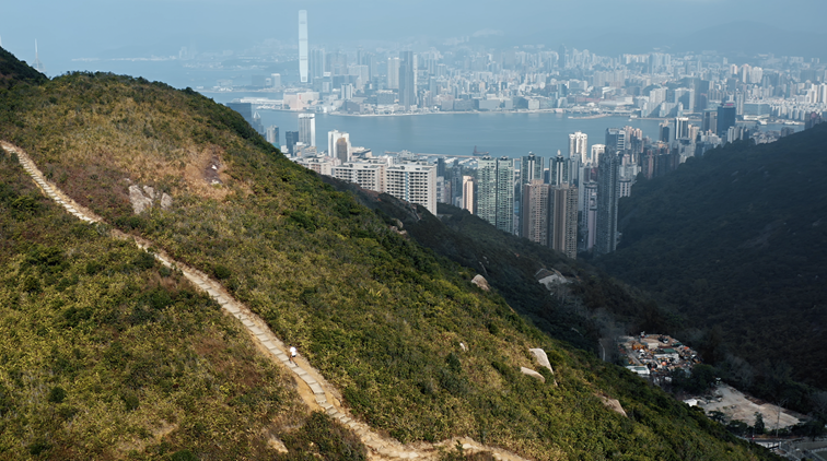 《香港四徑大步走》以鏡頭呈現香港這繁華城市獨有的壯觀山嶺景色。