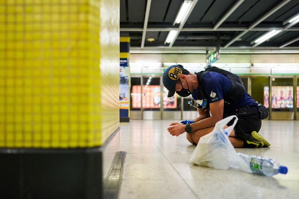 要在3日內完成298公里,不少跑手跑到懷疑人生。(《香港四徑大步走》劇照)