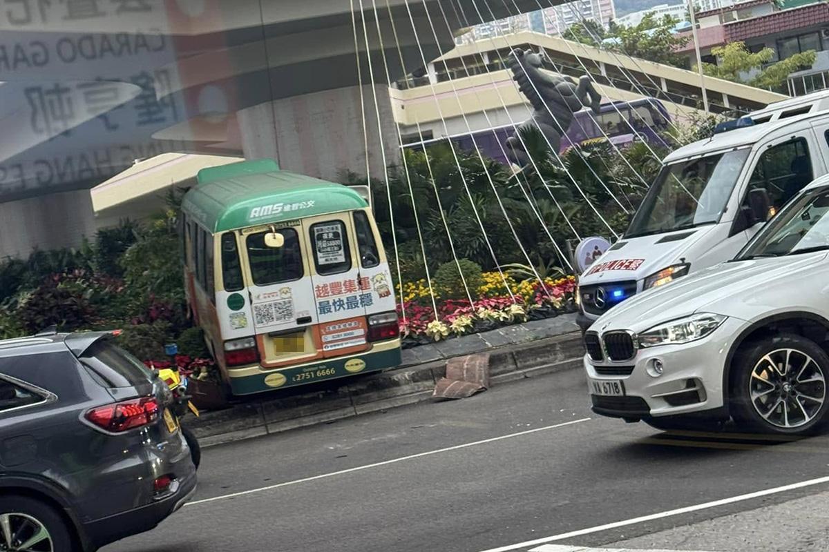有專綫小巴懷疑失事剷上大圍迴旋處。(網民Terry Maverick@FB群組「Go Go Shatin」)