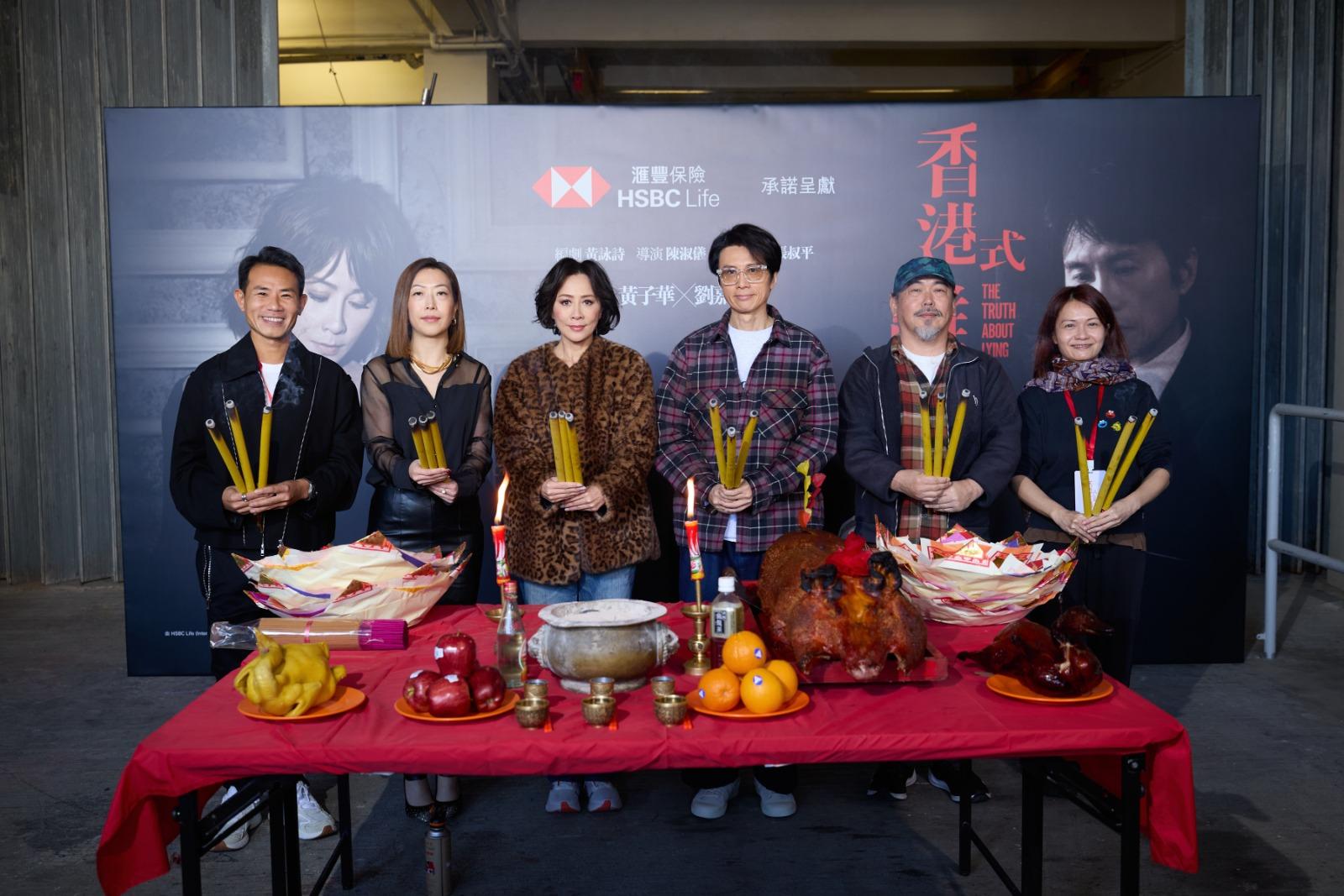 黃子華參與拜神儀式,誠心上香祈求演出一切順利。