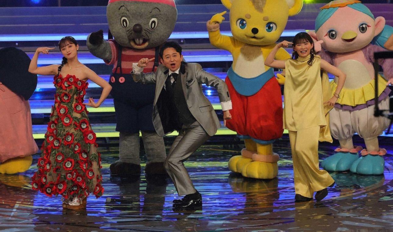 橋本環奈、伊藤沙莉、有吉弘行投入起舞,在舞台一邊齊跳「BBBB dance」。