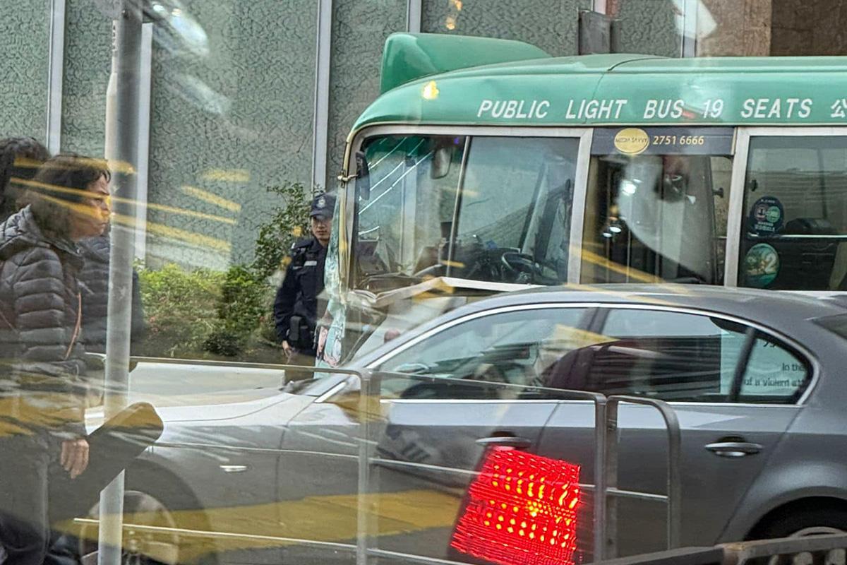 美田路有一輛專綫小巴懷疑被撞。(網上圖片)