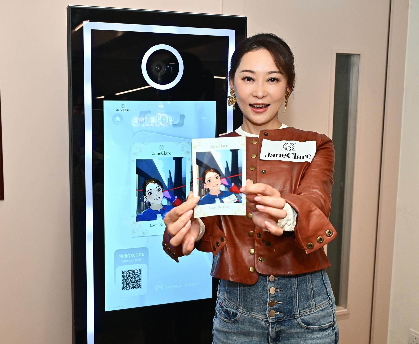 楊卓娜做一日店長,落力推銷產品。