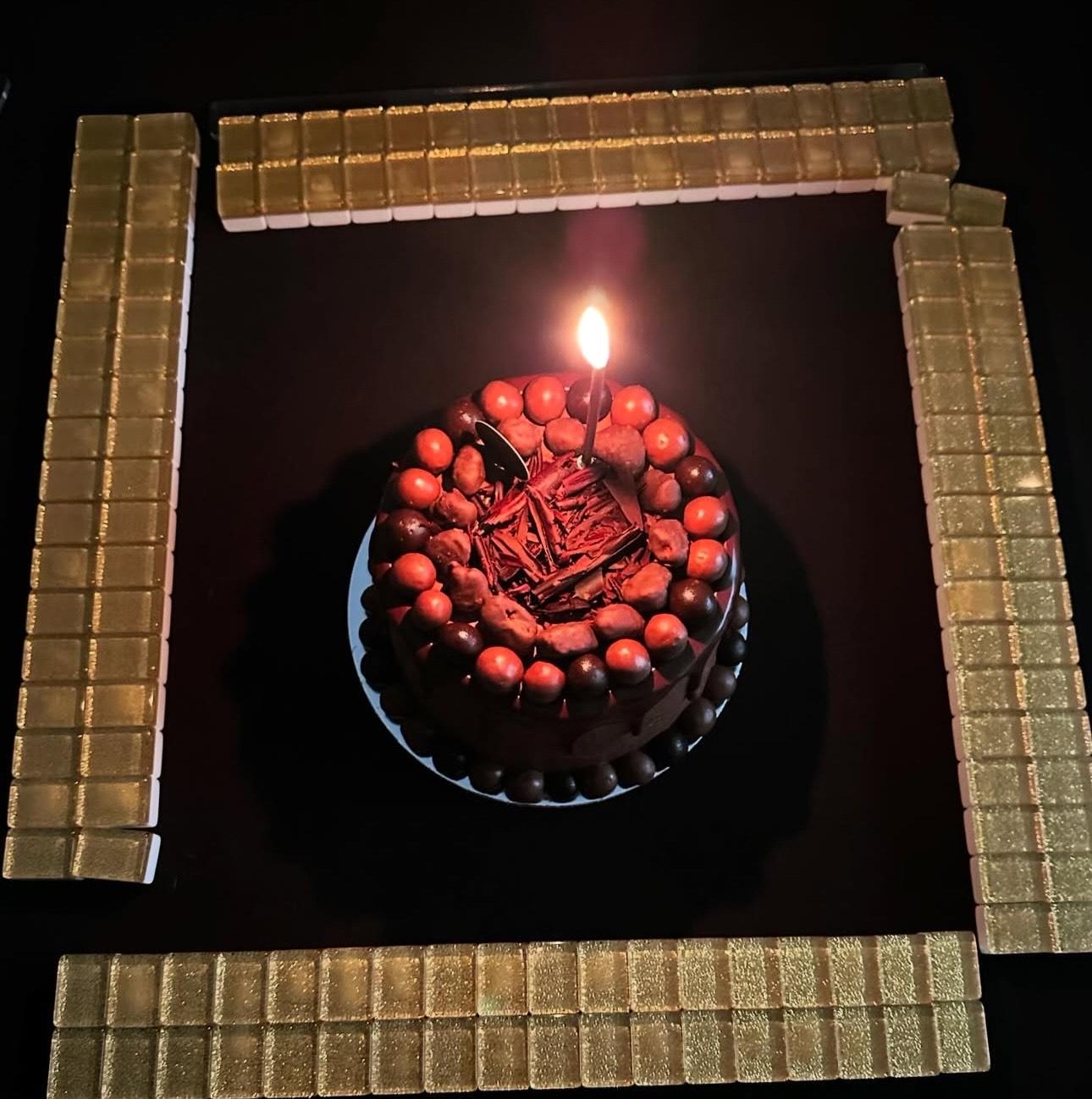 Ali 在麻雀枱上慶生。