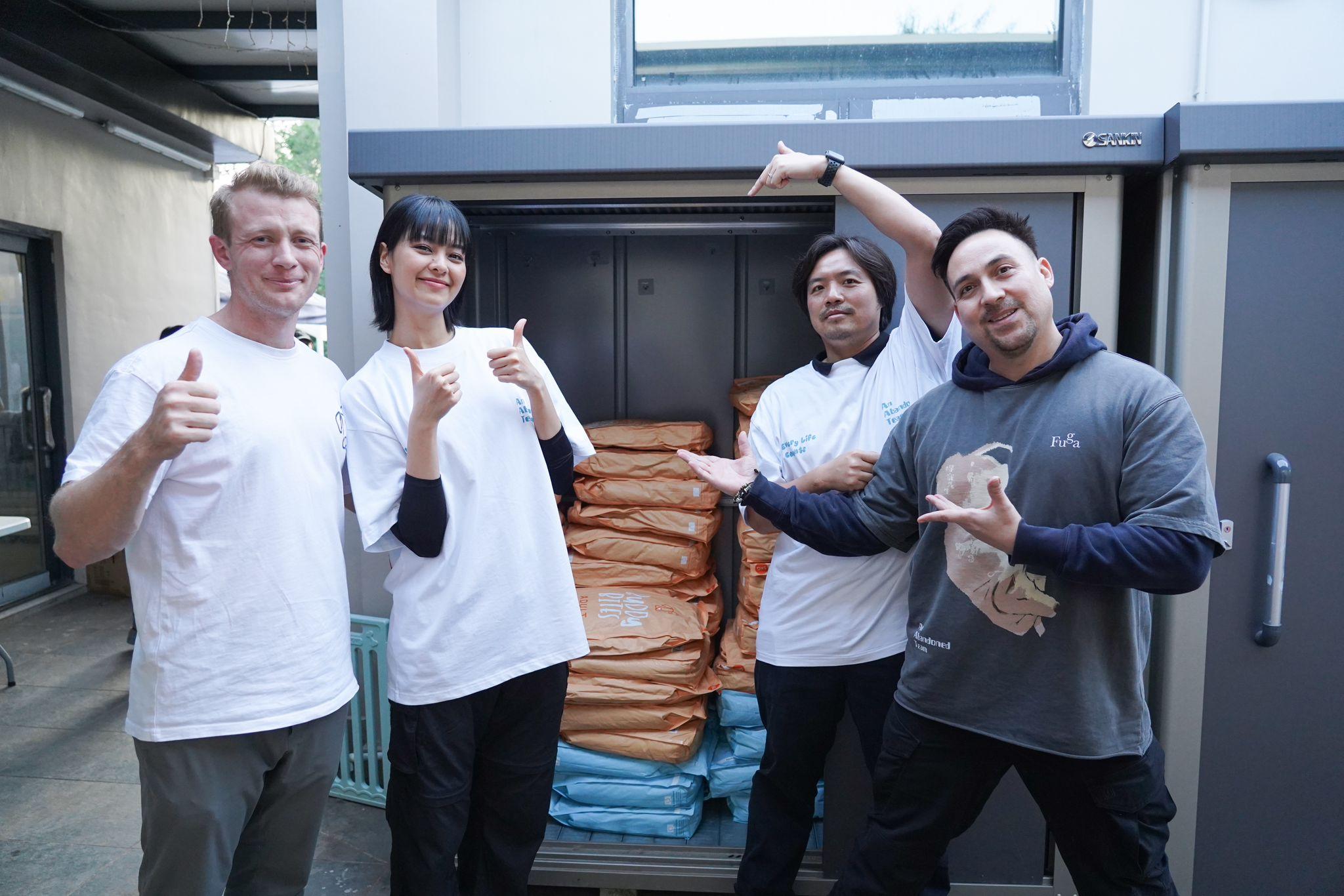 戲中飾演動物義工「悅娜」的盧慧敏,日前到大埔林村「浪浪之家」狗舍捐狗糧和物資。