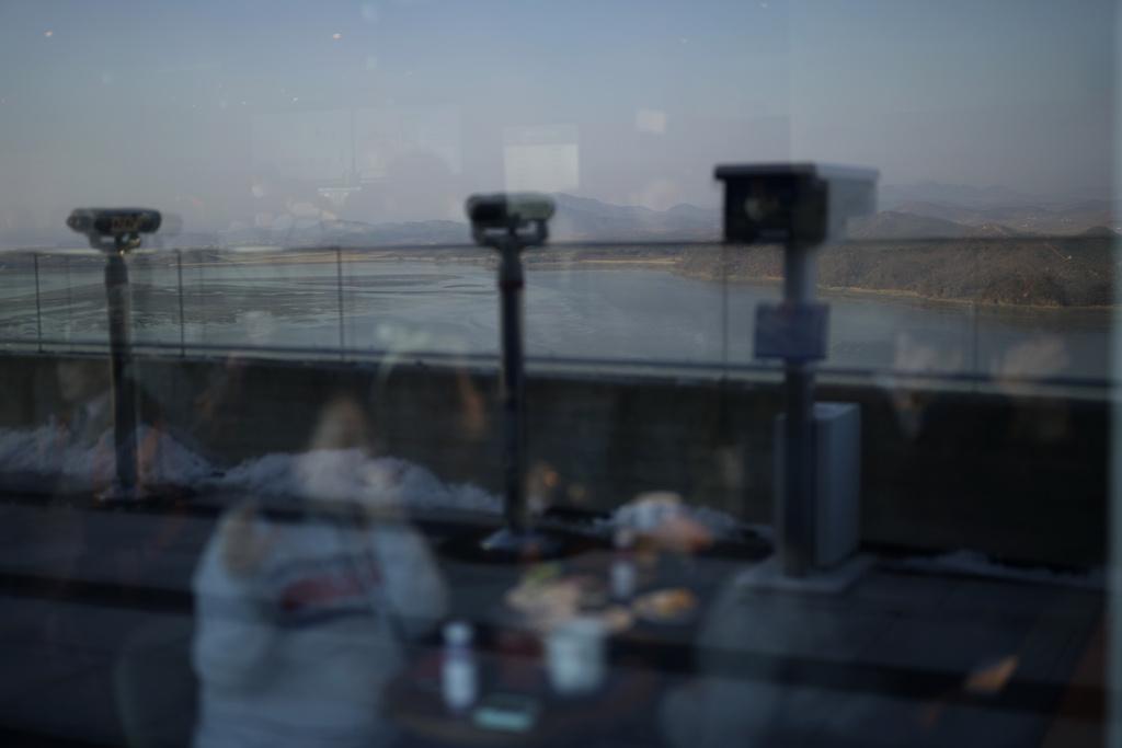 「全球最危險星巴克」位於金浦市的愛妓峰生態公園內,須經身份檢查才可進入。(美聯社)