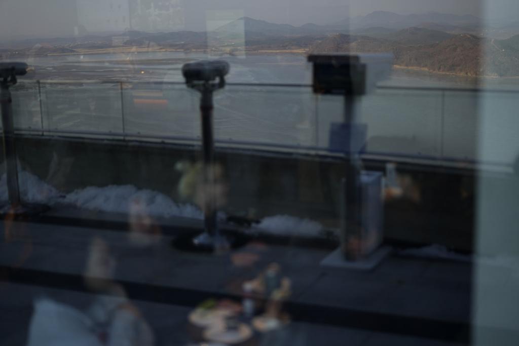 「全球最危險星巴克」位於金浦市的愛妓峰生態公園內,須經身份檢查才可進入。(美聯社)