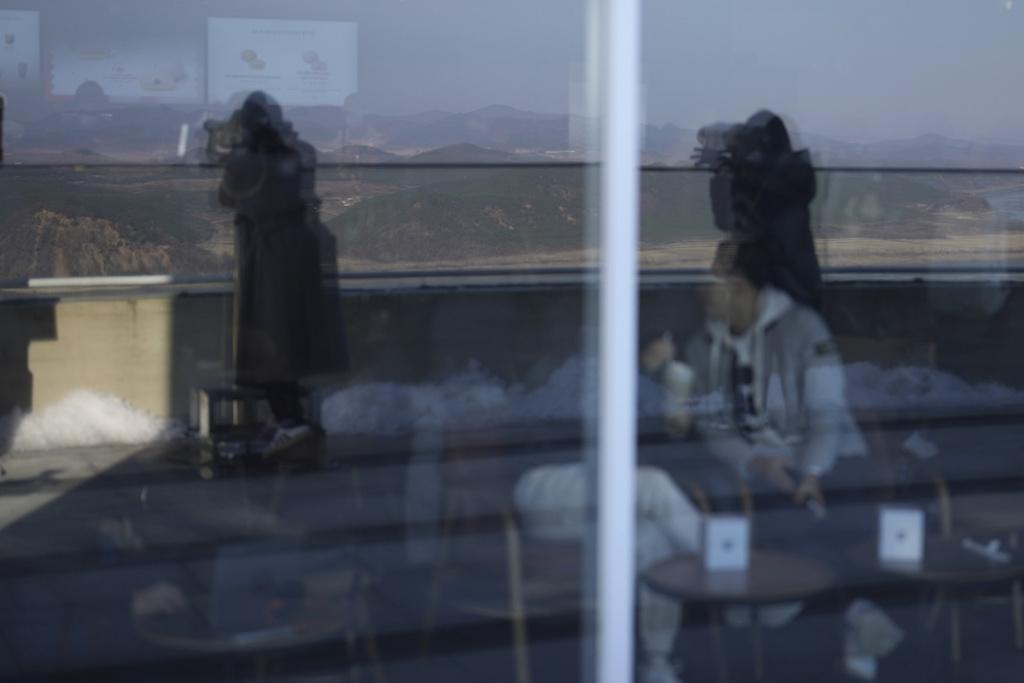 「全球最危險星巴克」位於金浦市的愛妓峰生態公園內,須經身份檢查才可進入。(美聯社)