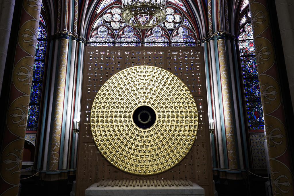 由法國建築師Sylvain Dubuisson設計的耶穌基督荊棘冠冕與聖物盒展品。(資料圖片)