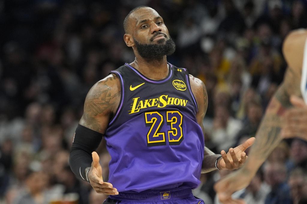 勒邦占士(LeBron James)場上正負值為-28,更有6次失誤。(美聯社)