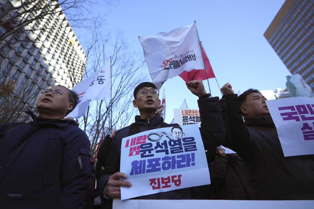 南韓最大在野黨共同民主黨支持者周三在國會前集會,要求尹錫悅下台。(美聯社)