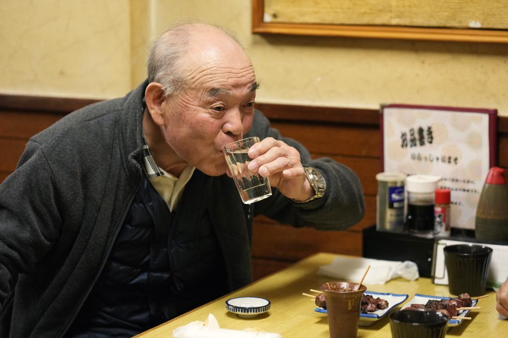 由米釀造的清酒是日本最具代表性的酒類,民眾常在居酒屋等食店飲用。(美聯社)