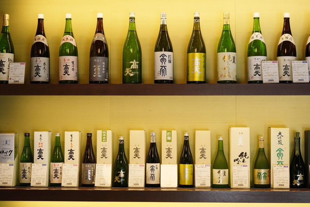 日本清酒由米釀造,酒精濃度平均在15%左右,以米、米麴和水發酵之後,形成濁酒,再經過濾後,就成為清酒。(美聯社)