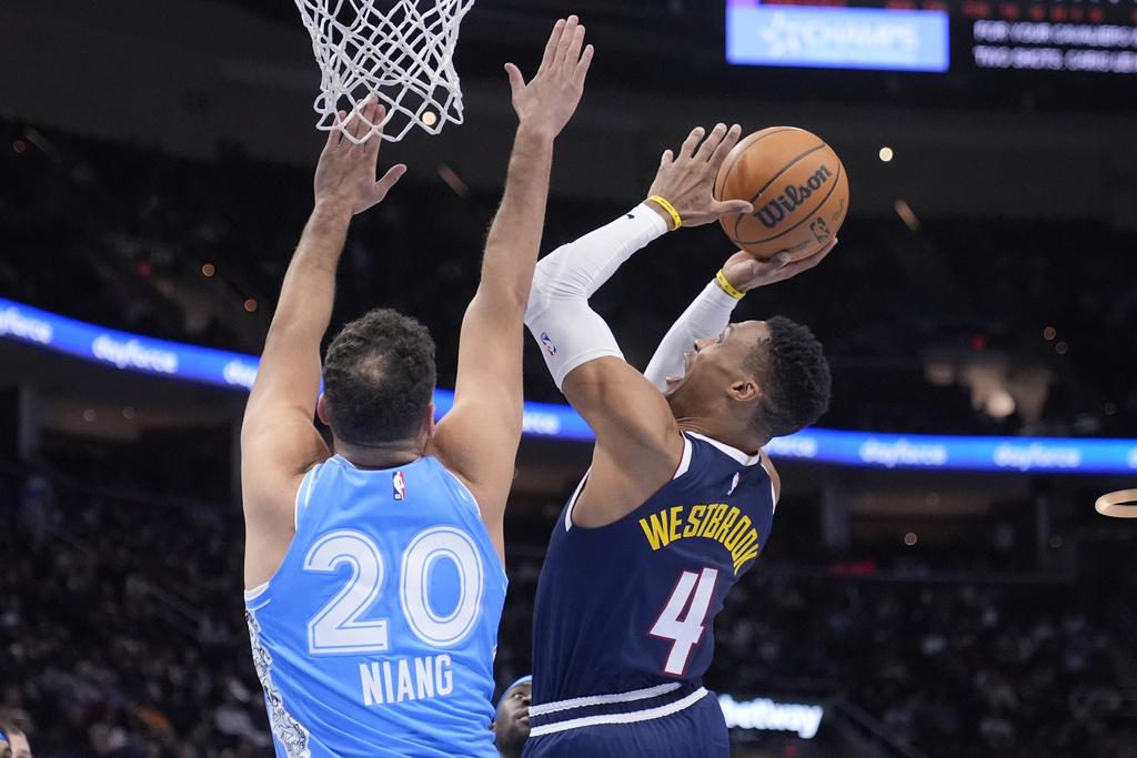 三雙王韋斯布克後備上陣16分鐘,攻入10分及3籃板3助攻。(美聯社)