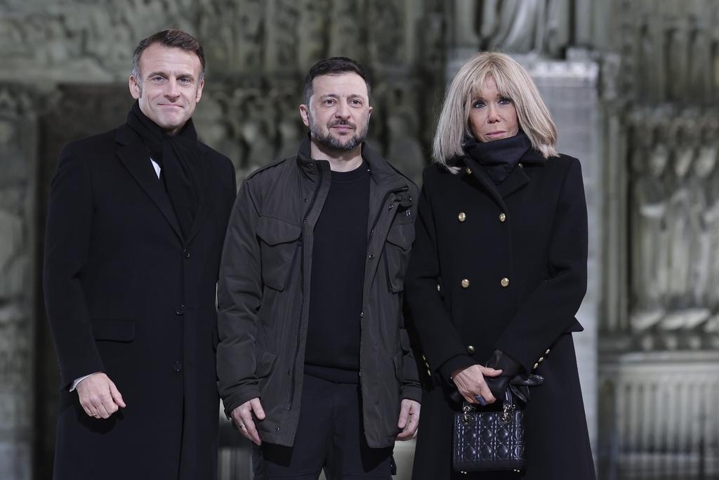 澤連斯基出席儀式,與法國總統馬克龍夫婦合照。(美聯社)