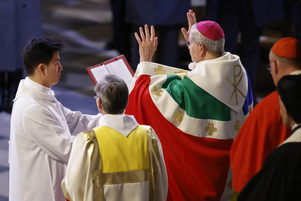 巴黎教區總主教于爾里克穿著時尚品牌特製的新教袍,主持宗教儀式。(美聯社)