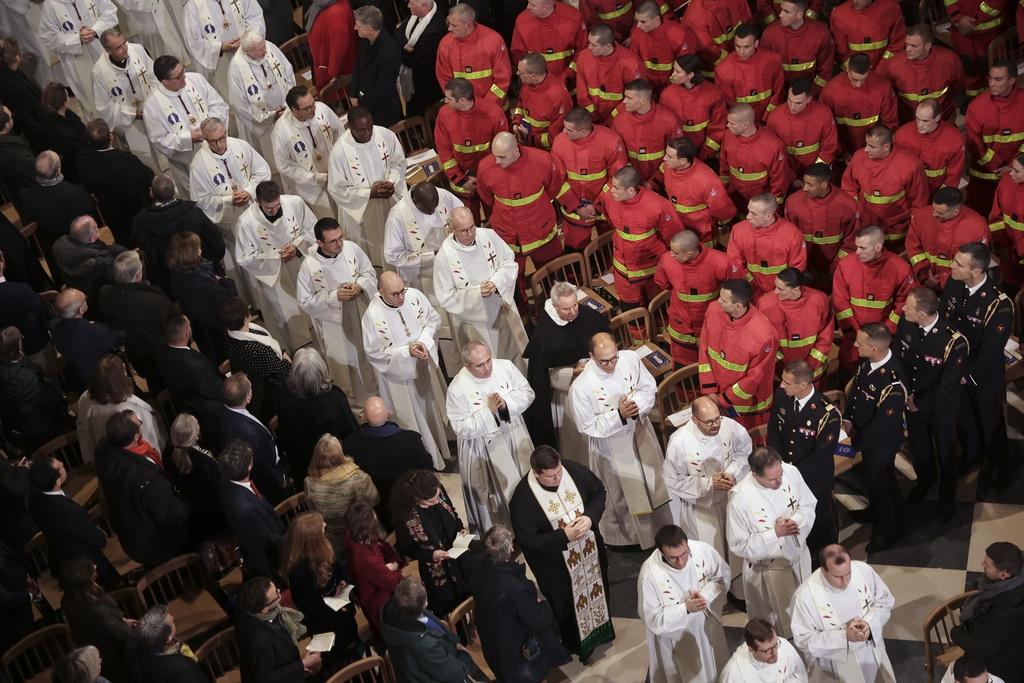 巴黎聖母院於2019年經歷火災後歷時近5年修復,於周六(7日)舉行盛大的重新開放儀式,圖為主教等教會領袖進場。(美聯社)