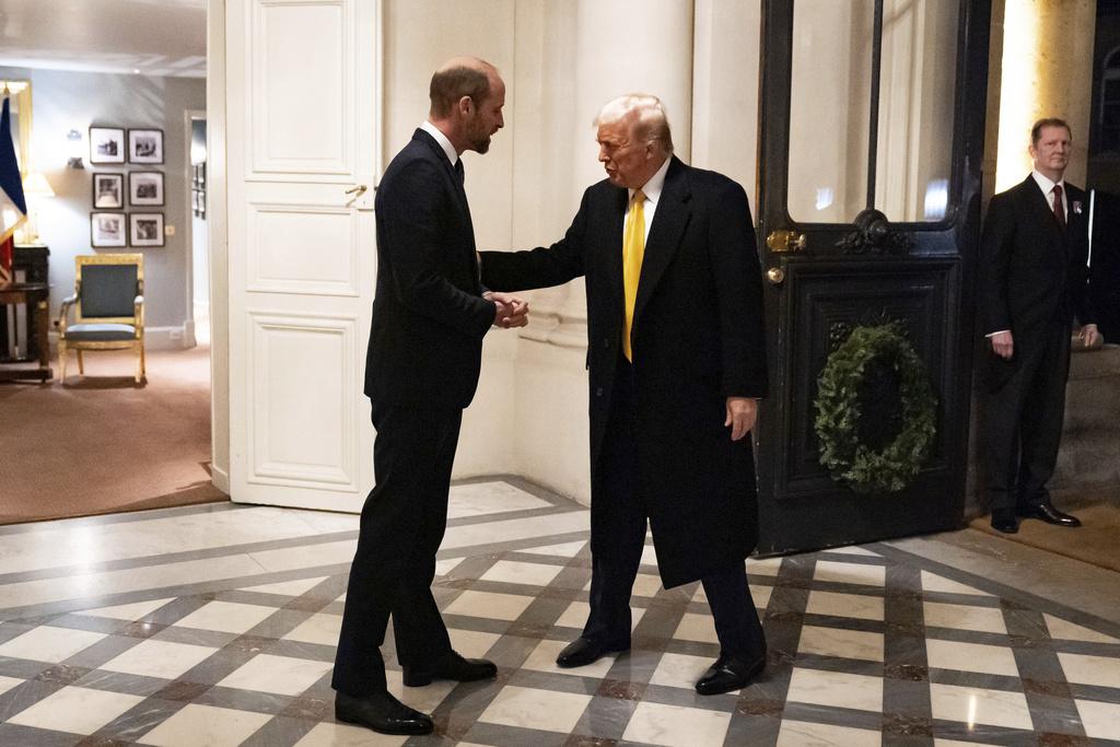 特朗普與威廉王子在英國駐法大使官邸會面,兩人寒暄。(美聯社)