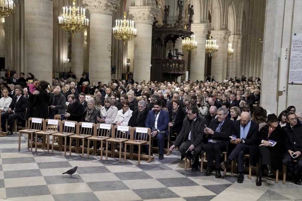 聖母院重開儀式僅受邀嘉賓、宗教人士、消防員、古蹟修復員、表演者及記者能參與,共2,500人,包括來自32國的國家元首及代表。(美聯社)