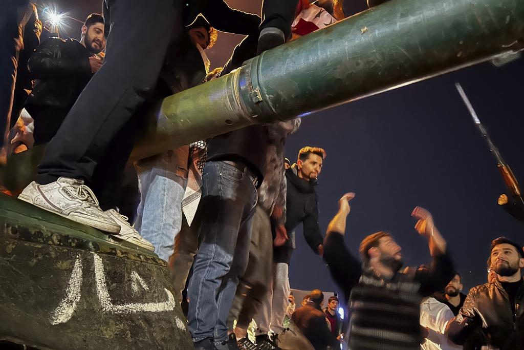 敘利亞反政府武裝周日凌晨進入首都大馬士革,大批民眾上街慶祝。(美聯社)