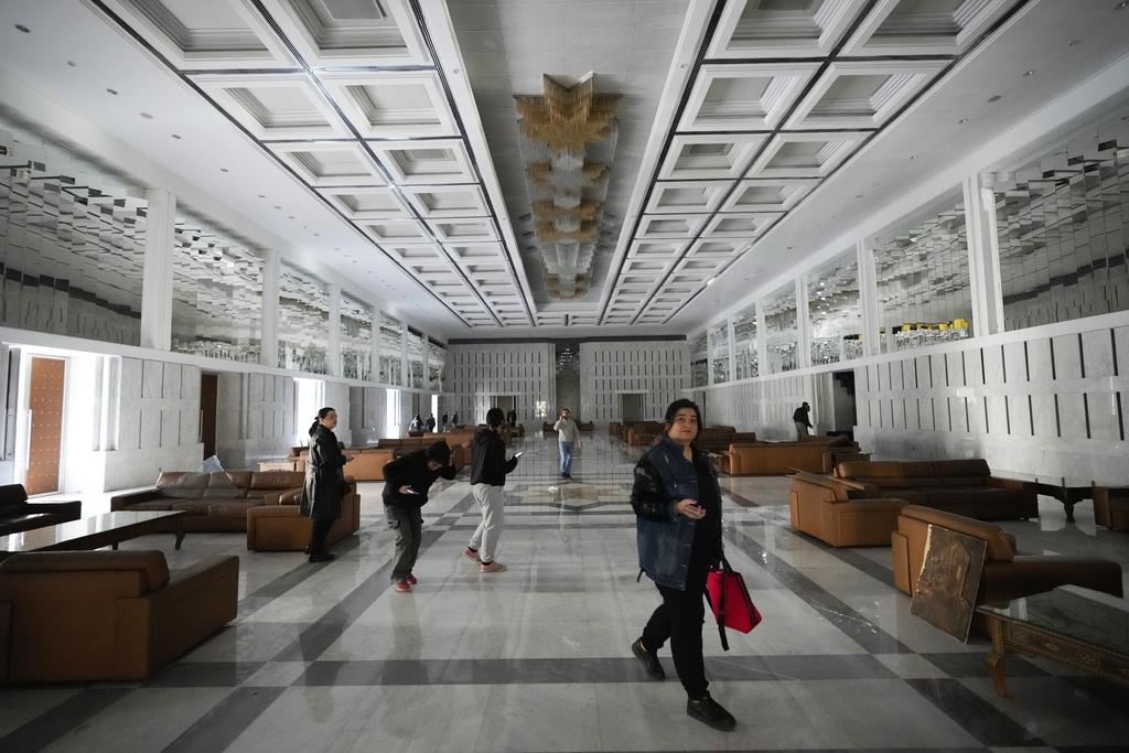 巴沙爾倒台出走後,大馬士革民眾進入總統府。(美聯社)