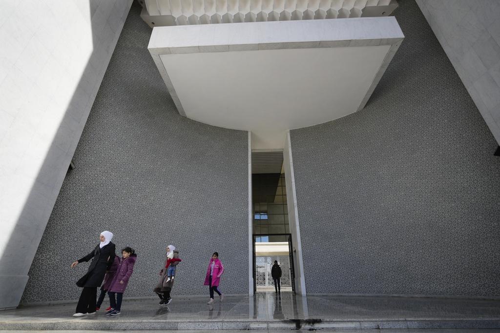 巴沙爾倒台出走後,大馬士革民眾自由進出總統府。(美聯社)