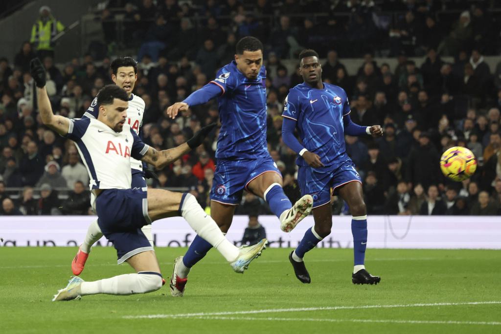 蘇蘭基(左)近柱射入為熱刺先開紀錄。(美聯社)