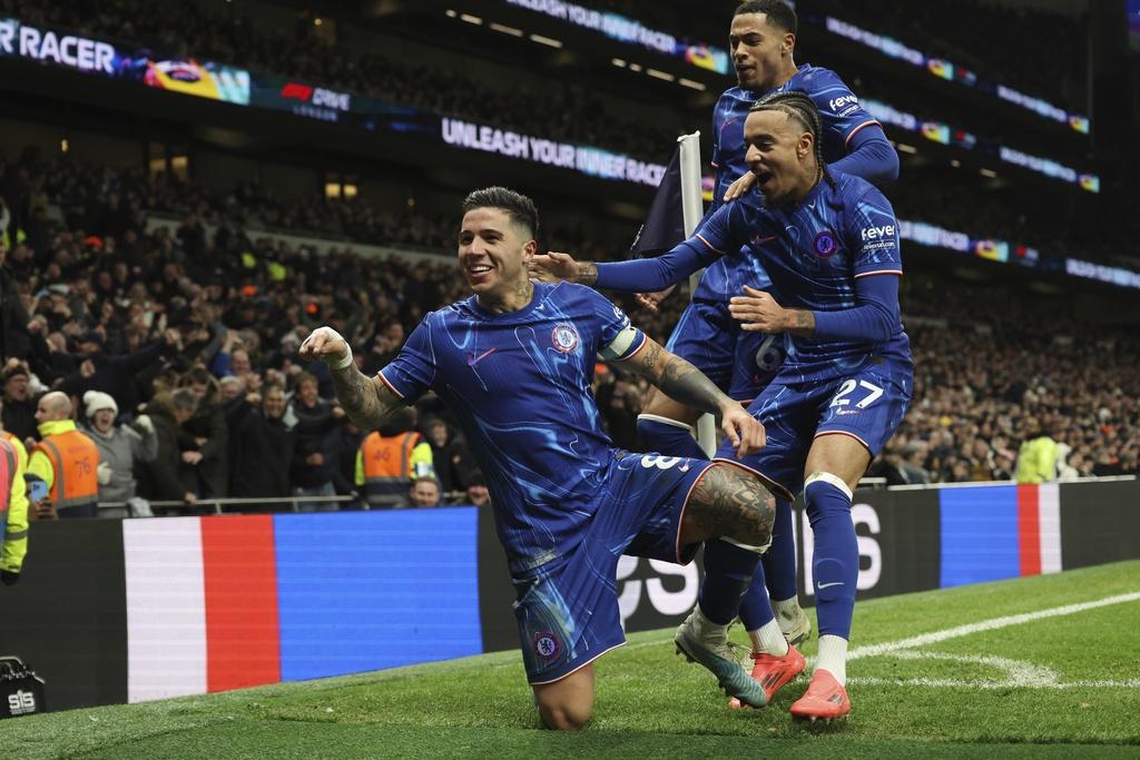 安素費南迪斯(左)左腳射入為車路士反超前熱刺。(美聯社)