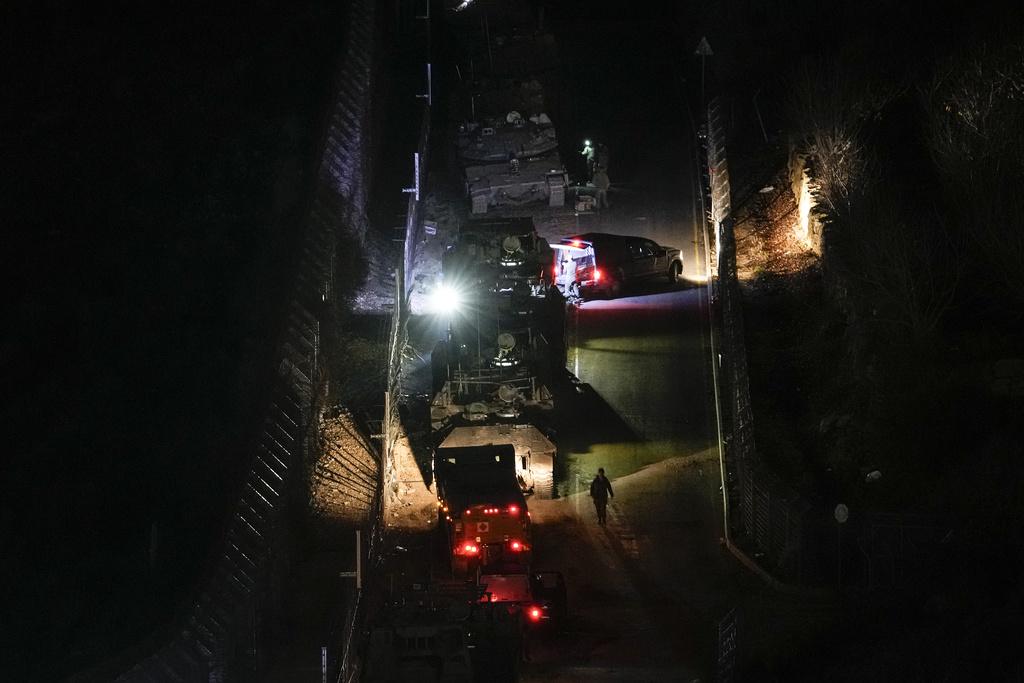 以色列周日調動裝甲車等到戈蘭高地接壤敘利亞的軍事緩衝區,加強部署。(美聯社)