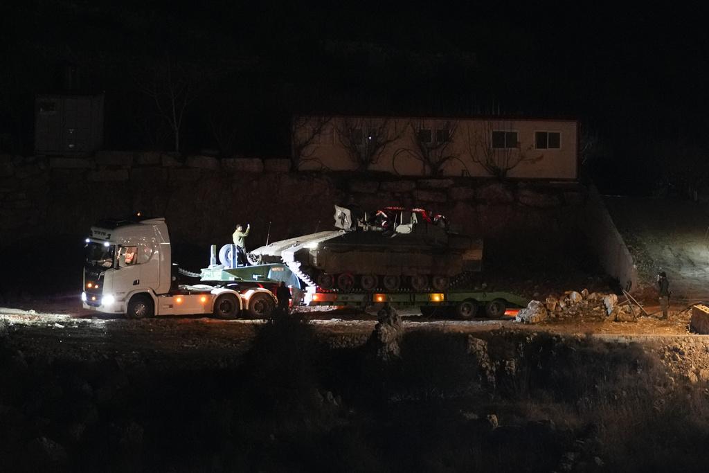 以色列周日調動裝甲車等到戈蘭高地接壤敘利亞的軍事緩衝區,加強部署。(美聯社)