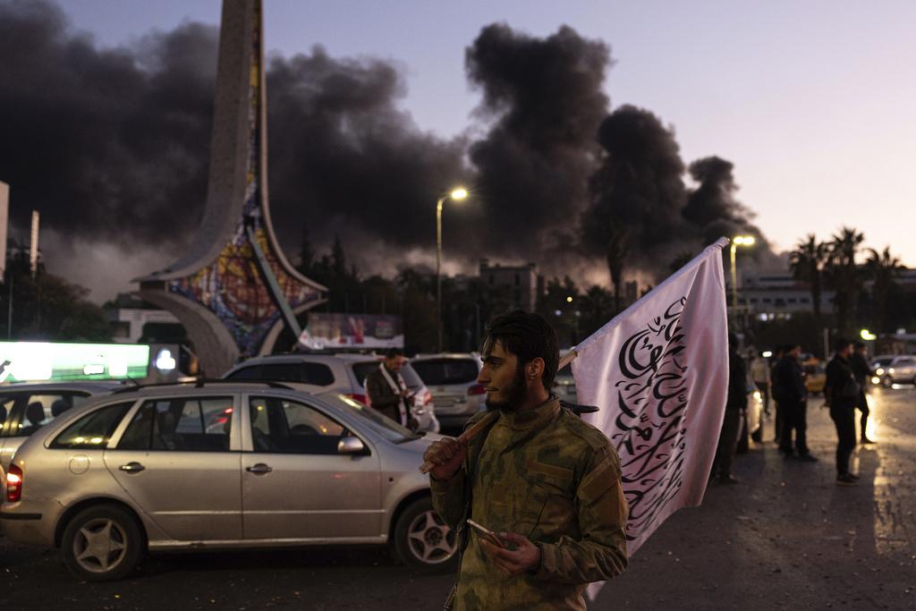 大馬士革民眾上街慶祝巴沙爾倒台。(美聯社)