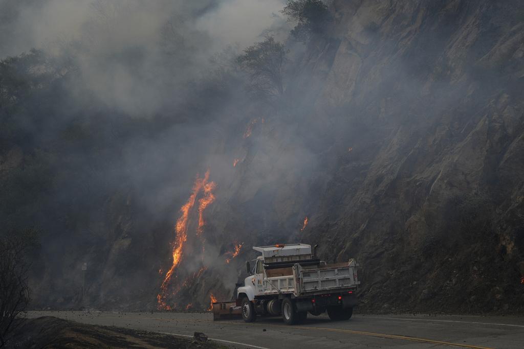 美國南加州森林山火,火勢仍未及控制。(美聯社)